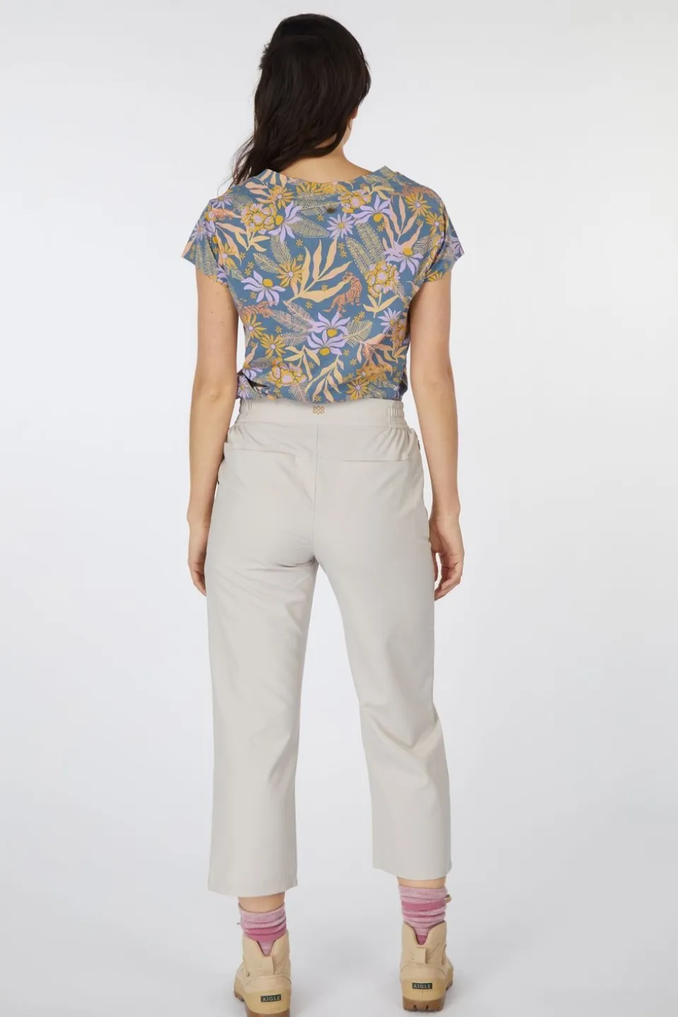 Sherpa T-Shirt Neha V-Neck Tee